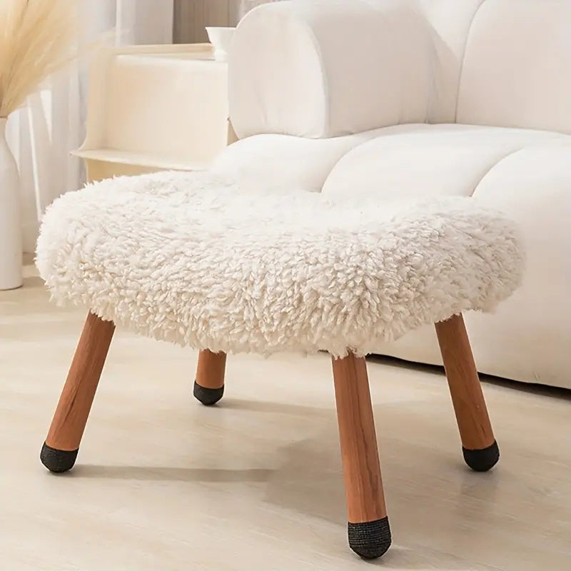 Набор из 4 классических защит для ножек стульев с самоклеящейся основой, противоскользящими и шумоподавляющими свойствами, с возможностью точечной чистки, материал покрытия не указан.