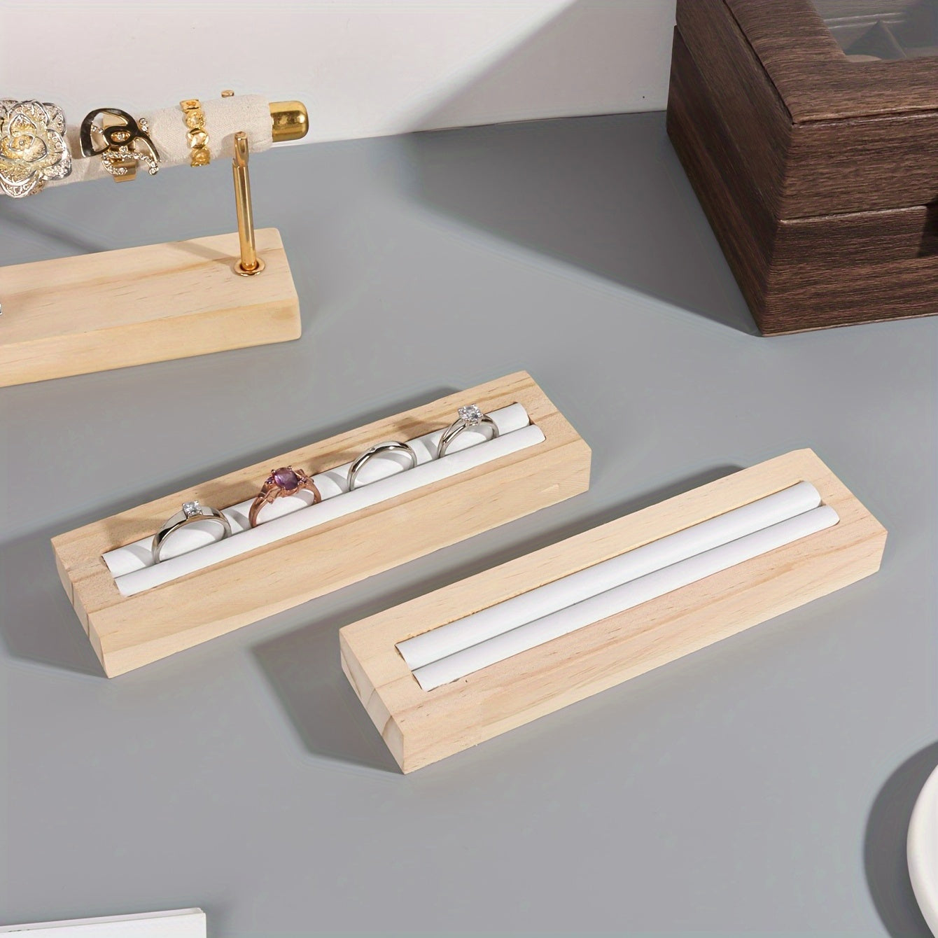 Деревянкая подставка для колец с держателем из PU-кожи для организации украшений