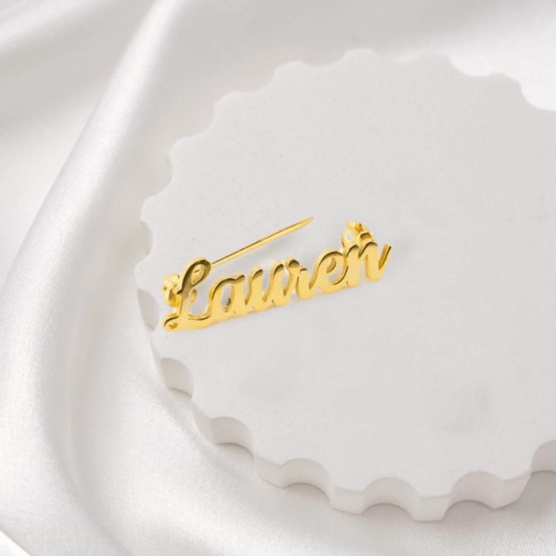 Ayollar va erkaklar uchun shaxsiylashtirilgan zanglamaydigan po'latdan yasalgan ismli brosh, ona, do'st yoki kelinning sovg'asi