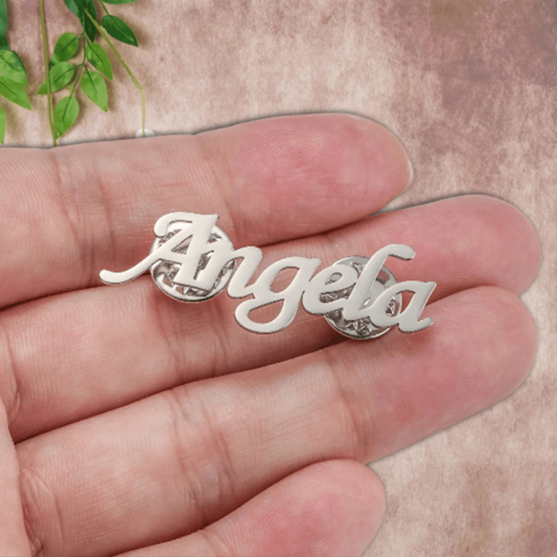 Ayollar va erkaklar uchun shaxsiylashtirilgan zanglamaydigan po'latdan yasalgan ismli brosh, ona, do'st yoki kelinning sovg'asi