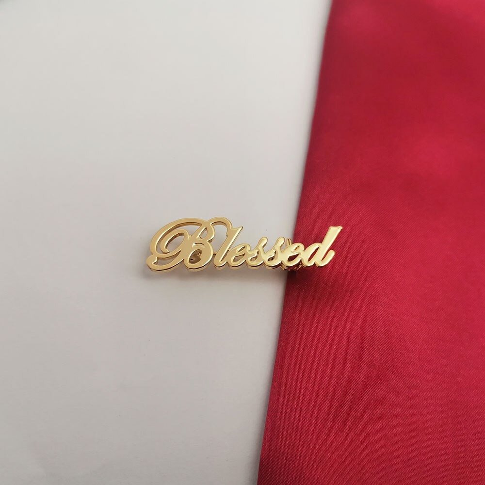Shaxsiylashtirilgan Oltin Ism Broshkasi, Tug'ilgan kunlar, To'ylar va Maxsus Tadbirlar uchun Mukammal Sovg'a. U uchun Maxsus Lapel Pin, Sevishganlar Kuni, Onalar Kuni va Boshqalar uchun Ideal. (Shaxsiylashtirish faqat ingliz tilida mavjud)