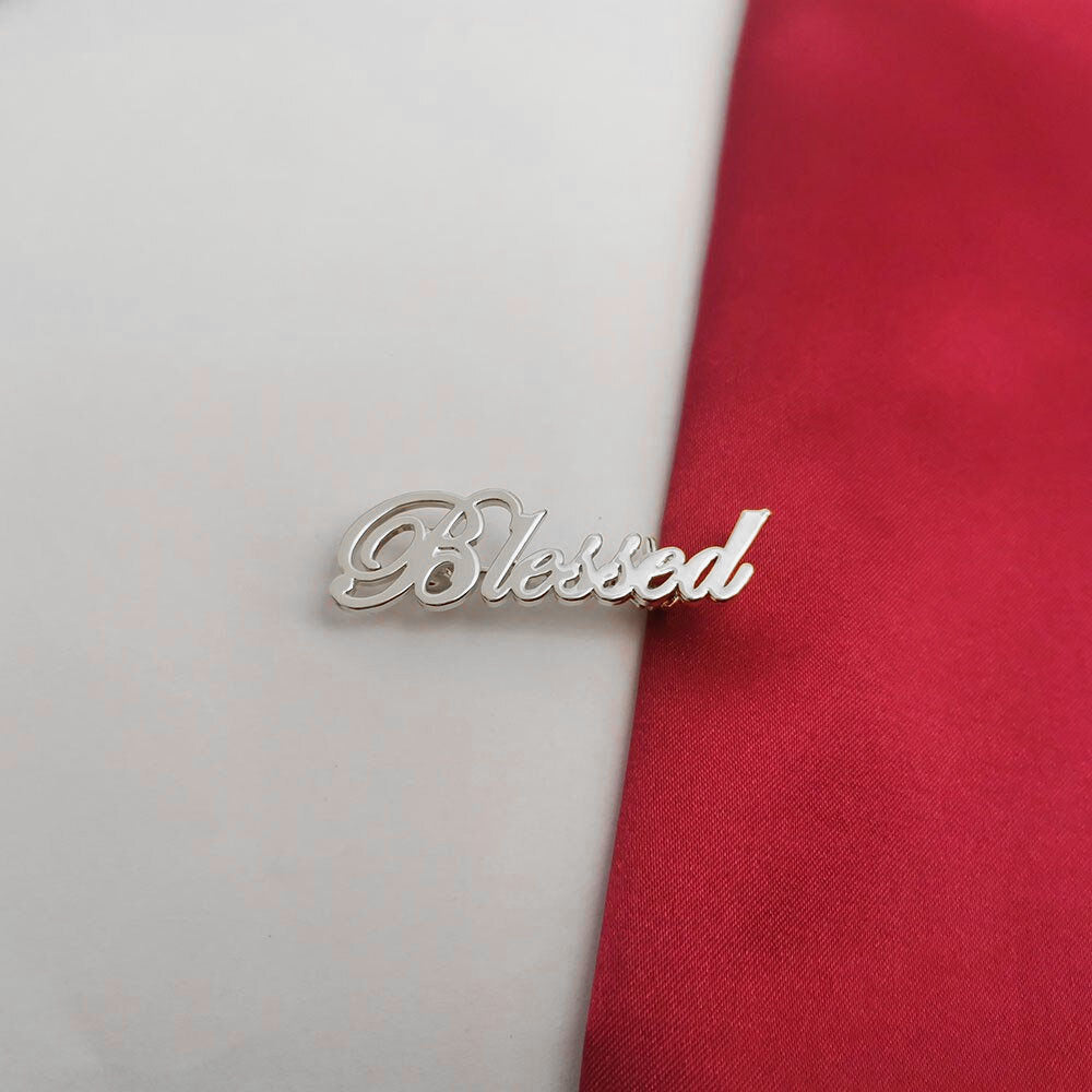 Shaxsiylashtirilgan Oltin Ism Broshkasi, Tug'ilgan kunlar, To'ylar va Maxsus Tadbirlar uchun Mukammal Sovg'a. U uchun Maxsus Lapel Pin, Sevishganlar Kuni, Onalar Kuni va Boshqalar uchun Ideal. (Shaxsiylashtirish faqat ingliz tilida mavjud)