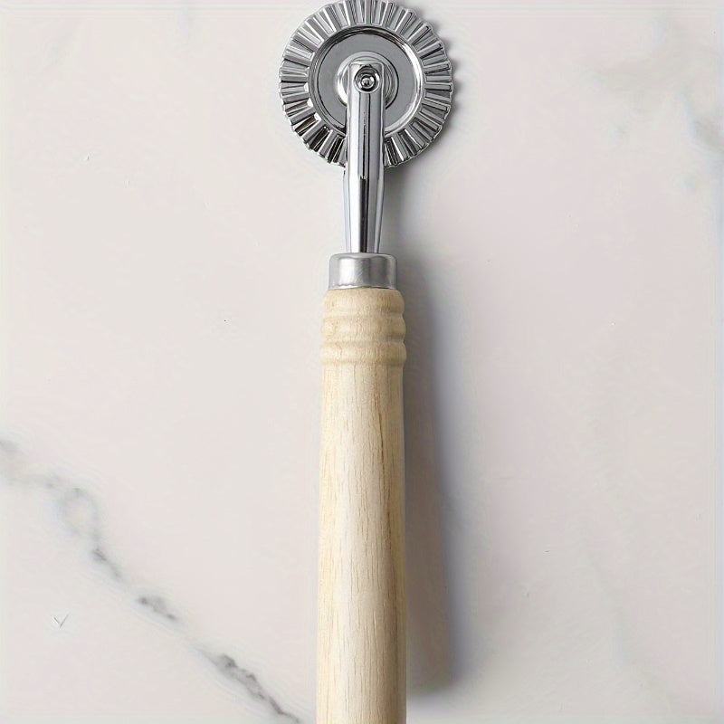 Премиум резак для пасты и равиоли с длинной деревянной ручкой, изготовленный из прочного цинкового сплава с полированной металлической отделкой, безопасен для использования в домашней кухне.