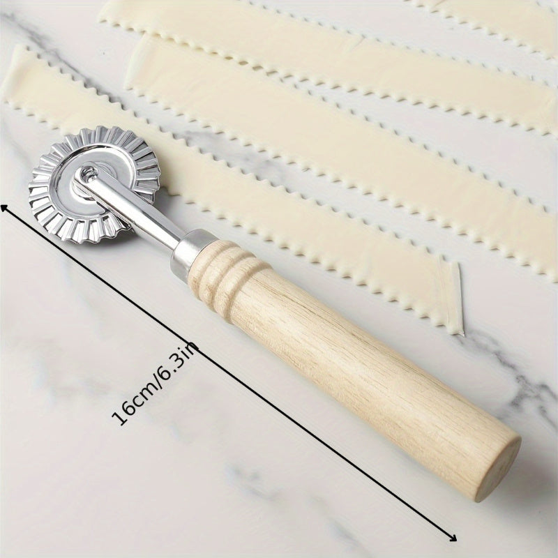 Премиум резак для пасты и равиоли с длинной деревянной ручкой, изготовленный из прочного цинкового сплава с полированной металлической отделкой, безопасен для использования в домашней кухне.