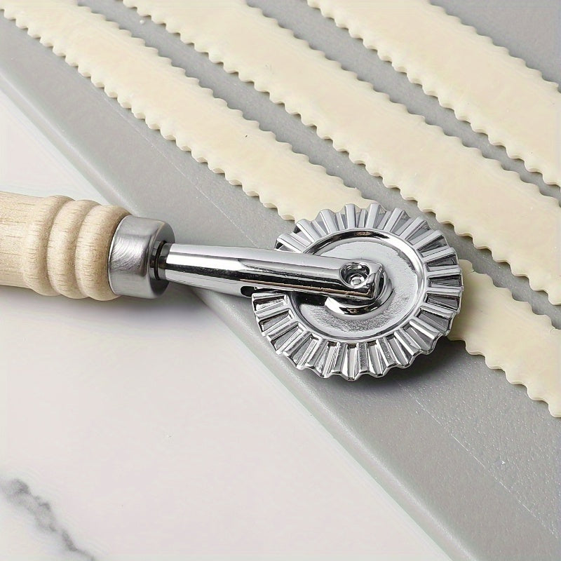 Премиум резак для пасты и равиоли с длинной деревянной ручкой, изготовленный из прочного цинкового сплава с полированной металлической отделкой, безопасен для использования в домашней кухне.