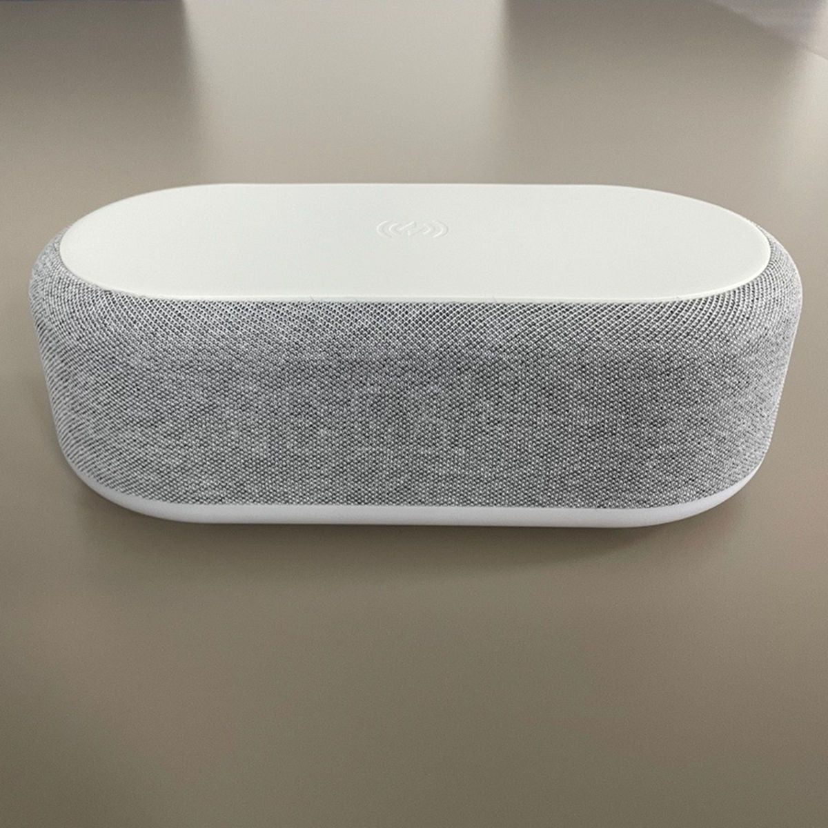 Беспроводное зарядное устройство с будильником, светодиодной подсветкой, термометром и док-станцией для устройств iPhone и Samsung.