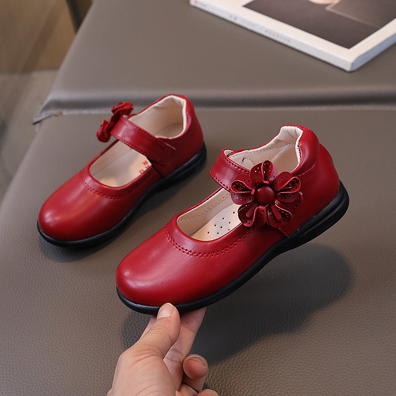 Yosh qizlar uchun gullar bilan bezatilgan qora partiya poyabzallari