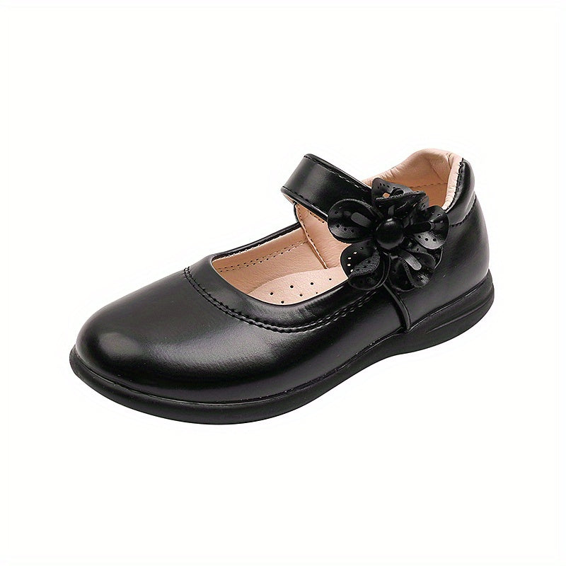 Yosh qizlar uchun gullar bilan bezatilgan qora partiya poyabzallari