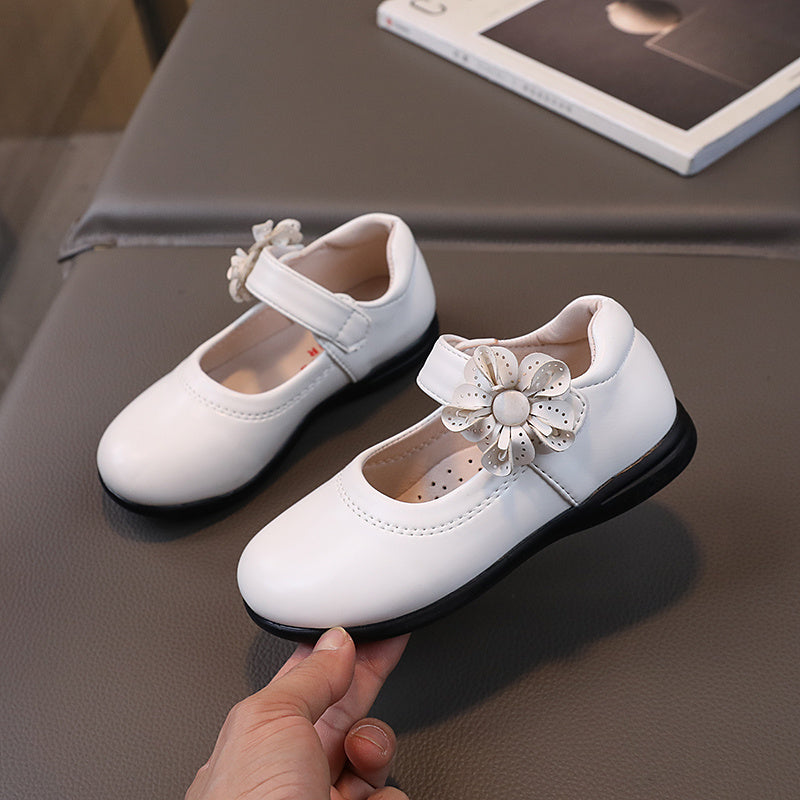 Yosh qizlar uchun gullar bilan bezatilgan qora partiya poyabzallari