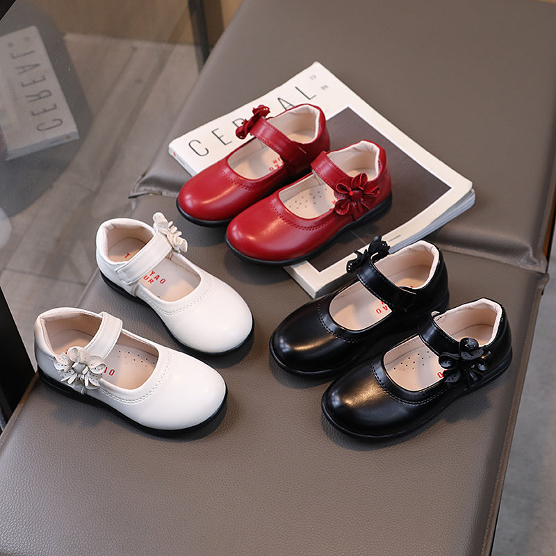 Yosh qizlar uchun gullar bilan bezatilgan qora partiya poyabzallari