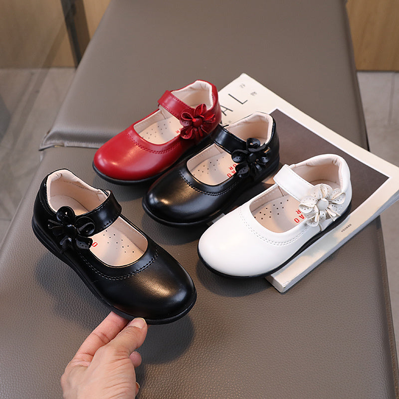 Yosh qizlar uchun gullar bilan bezatilgan qora partiya poyabzallari