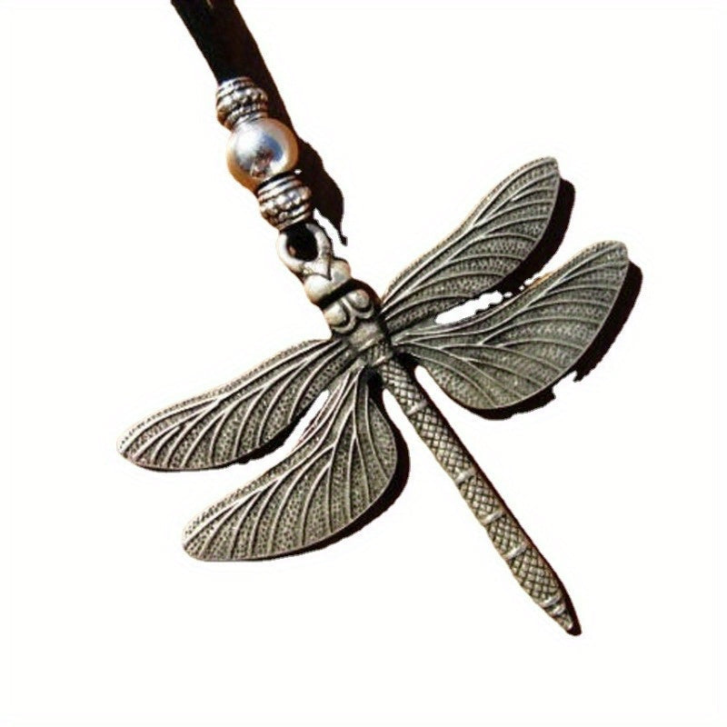Vintage Tribal Dragonfly Pendant Necklace, alyuminiydan tayyorlangan va charmli ip bilan. Ushbu etnik marjon uzun ip zanjiriga ega bo'lib, kundalik kiyim uchun yoki ta'til kiyimingizga uslub qo'shish uchun mukammaldir.