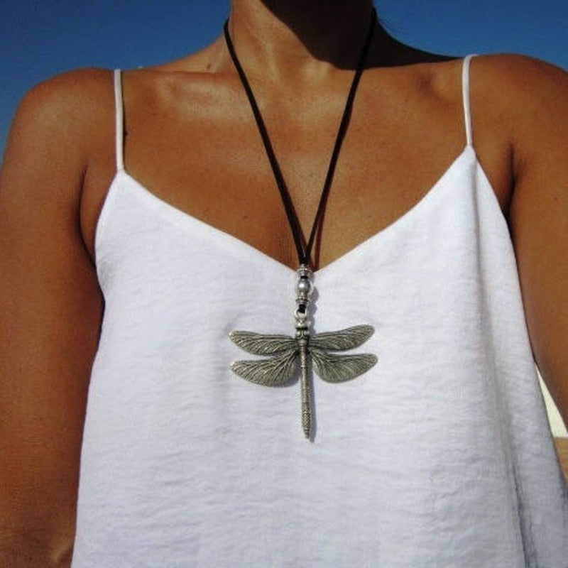 Vintage Tribal Dragonfly Pendant Necklace, alyuminiydan tayyorlangan va charmli ip bilan. Ushbu etnik marjon uzun ip zanjiriga ega bo'lib, kundalik kiyim uchun yoki ta'til kiyimingizga uslub qo'shish uchun mukammaldir.