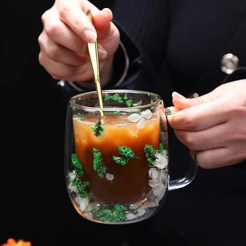 Sevimli issiq yoki sovuq ichimliklaringizni haqiqiy gullar dizayni bilan bezatilgan, zamonaviy va mustahkam ikki devorli shisha qahva piyolasi bilan bahramand bo'ling. Uyda yoki ofisda foydalanish uchun mukammal.