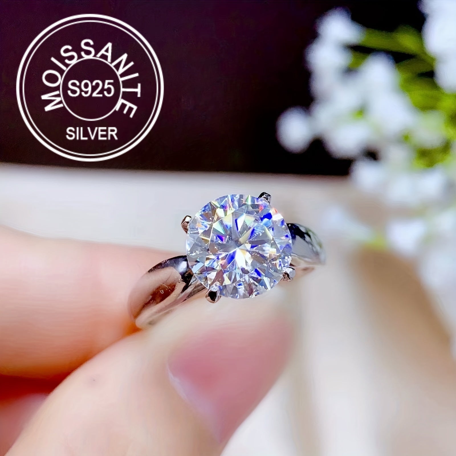 925 Sterling Silver Moissanite sozlanadigan uzuk 1, 2 yoki 3 karat tosh bilan. Oddiy, nafis dizayn va hashamatning bir oziga ega. 14-fevral, Onalar kuni yoki kundalik kiyim aksessuari sifatida mukammal. Ta'til, partiyalar, to'ylar yoki uchun ideal.