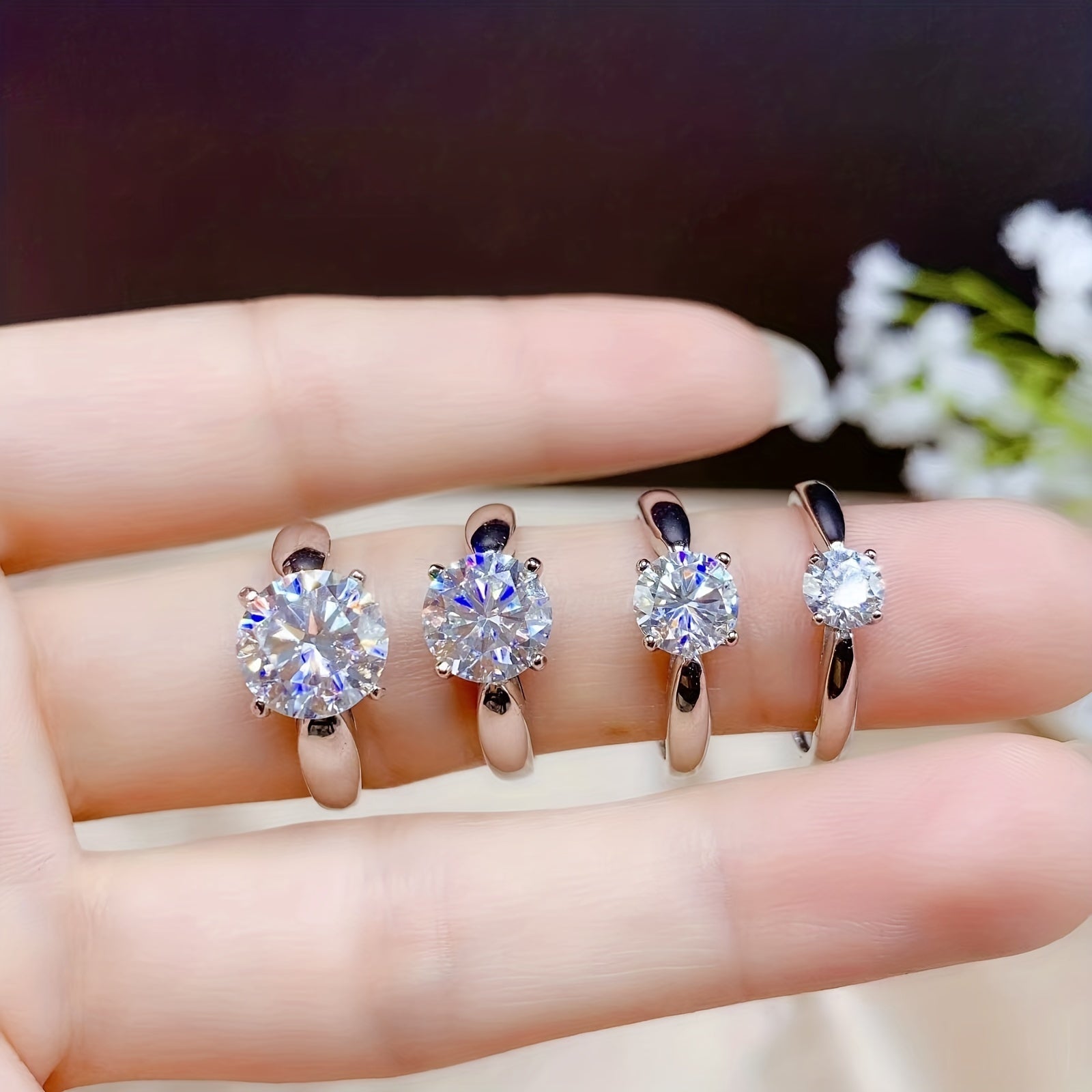 925 Sterling Silver Moissanite sozlanadigan uzuk 1, 2 yoki 3 karat tosh bilan. Oddiy, nafis dizayn va hashamatning bir oziga ega. 14-fevral, Onalar kuni yoki kundalik kiyim aksessuari sifatida mukammal. Ta'til, partiyalar, to'ylar yoki uchun ideal.