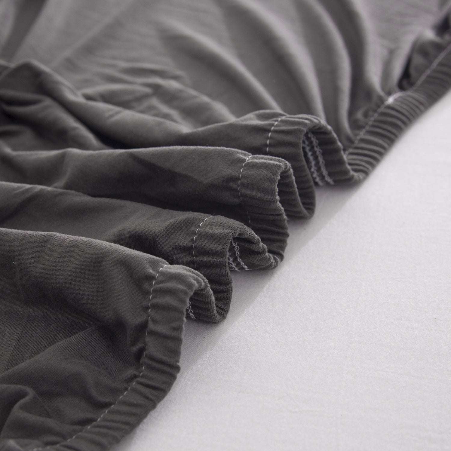 To'siqdan himoyalangan, qulay bosh qopqog'i, yotoqxona bezatishiga mos keladi va o'rnatish va parvarish qilish oson.