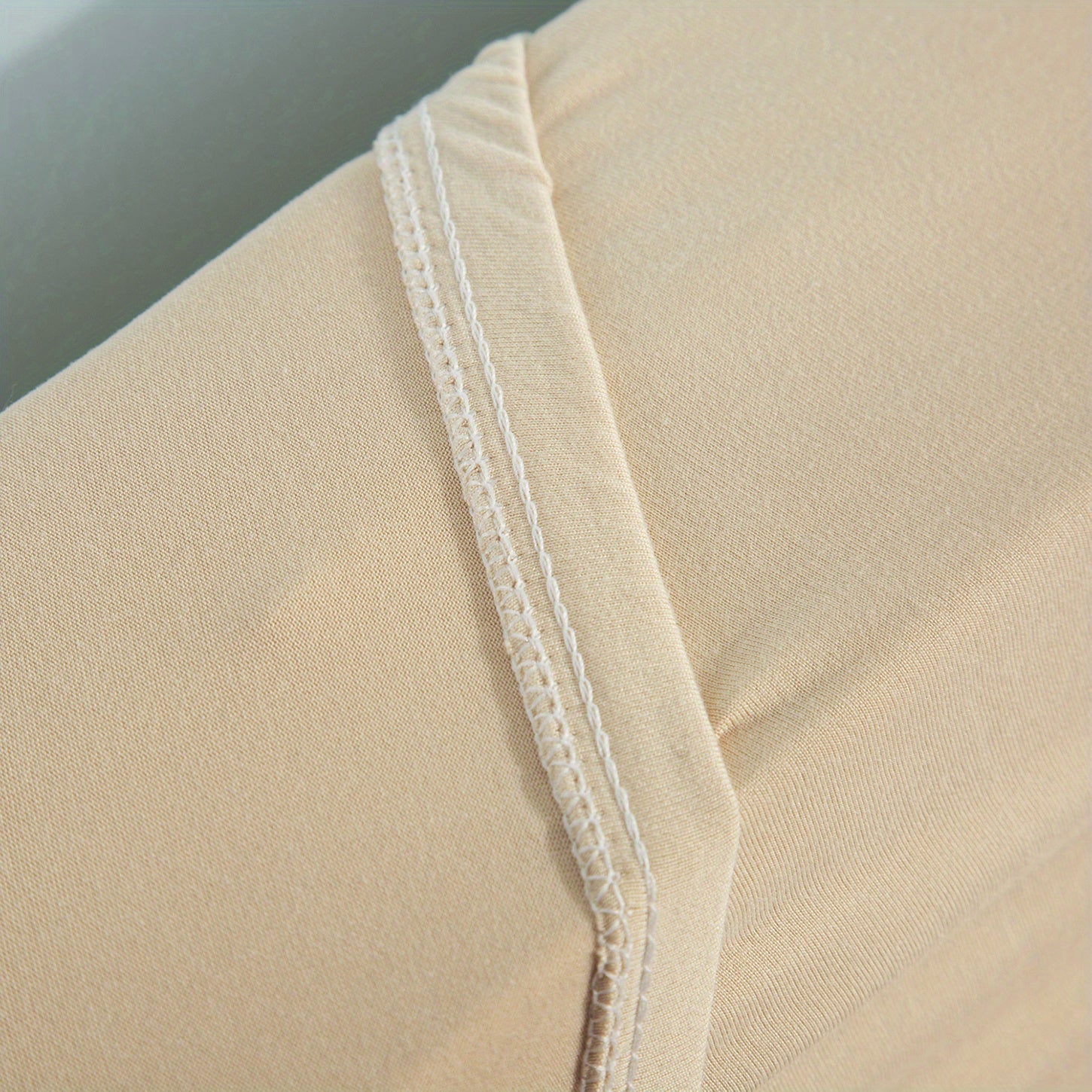 To'siqdan himoyalangan, qulay bosh qopqog'i, yotoqxona bezatishiga mos keladi va o'rnatish va parvarish qilish oson.