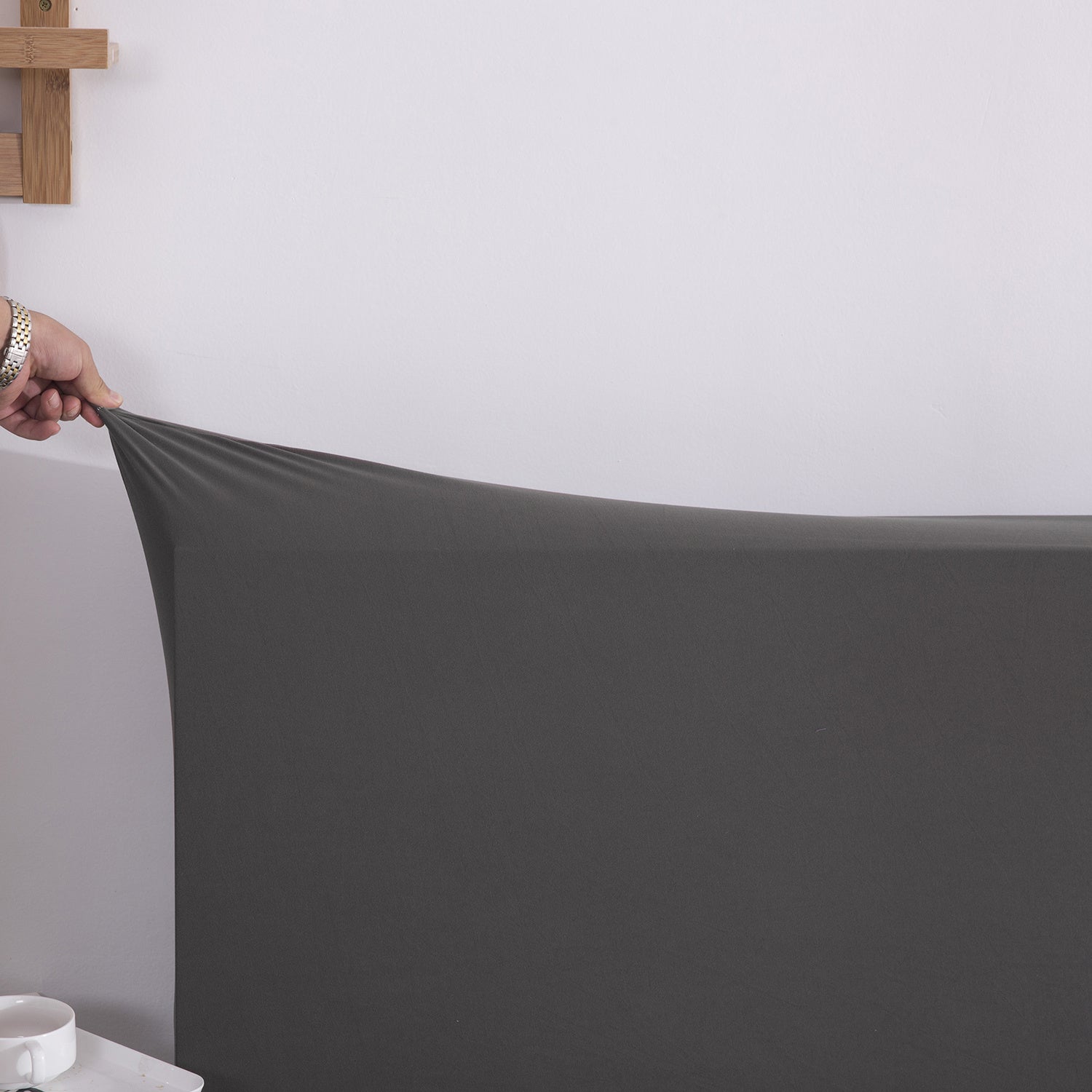 To'siqdan himoyalangan, qulay bosh qopqog'i, yotoqxona bezatishiga mos keladi va o'rnatish va parvarish qilish oson.