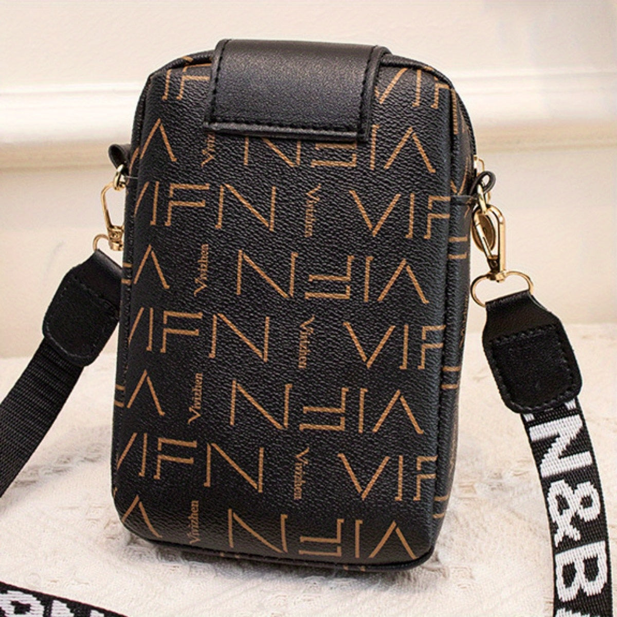 Casual Shoulder Bag for Women with Mobile Phone Pocket for Travel and Beach