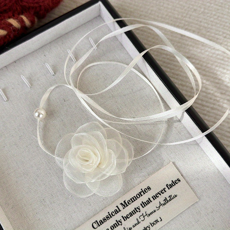 Collar de rosas vintage y perlas falsas para mujer