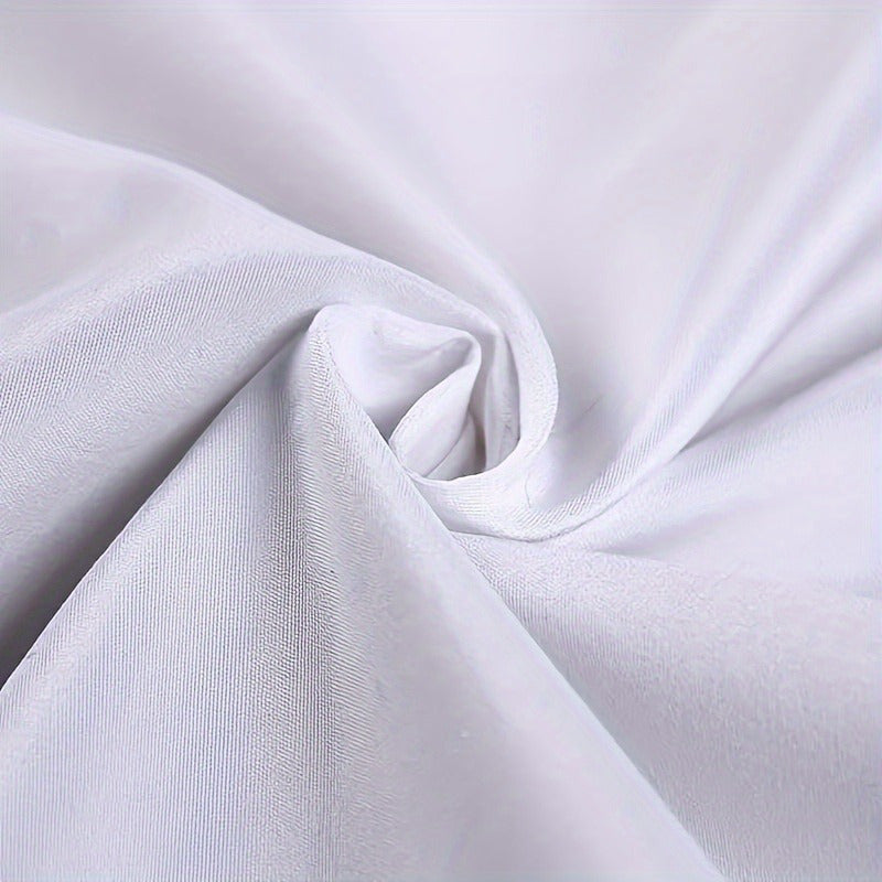 Праздничная наволочка с изображением семейства белок в стиле уютной хижины. Изготовлена из моющейся на машине полиэстера с застежкой-молнией. Идеально подходит для домашнего и диванного декора, отличный праздничный подарок. Вставка не входит в комплект.