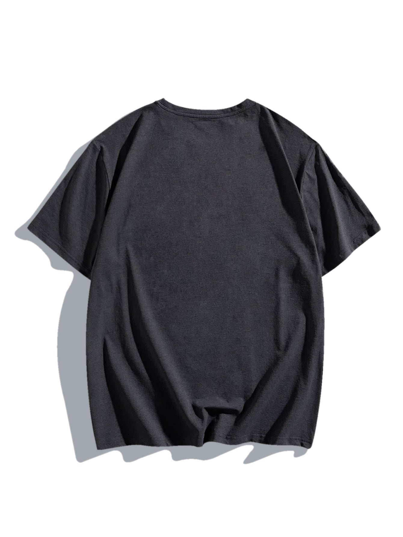 Katta o'lchamdagi erkaklar futbolkasi, yovuz qari odamning qafas dizayni bilan, polyesterdan tayyorlangan va mashinada yuvish mumkin.