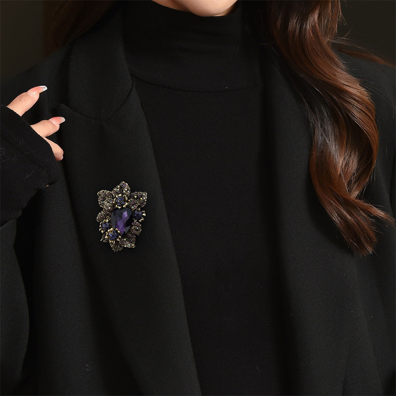 Ajoyib Kristal Gul Brosh - Porloq Rhinestone'lar bilan bezatilgan, Ayollar va Qizlar uchun Klassik Vintage Ilhomlangan Uslub