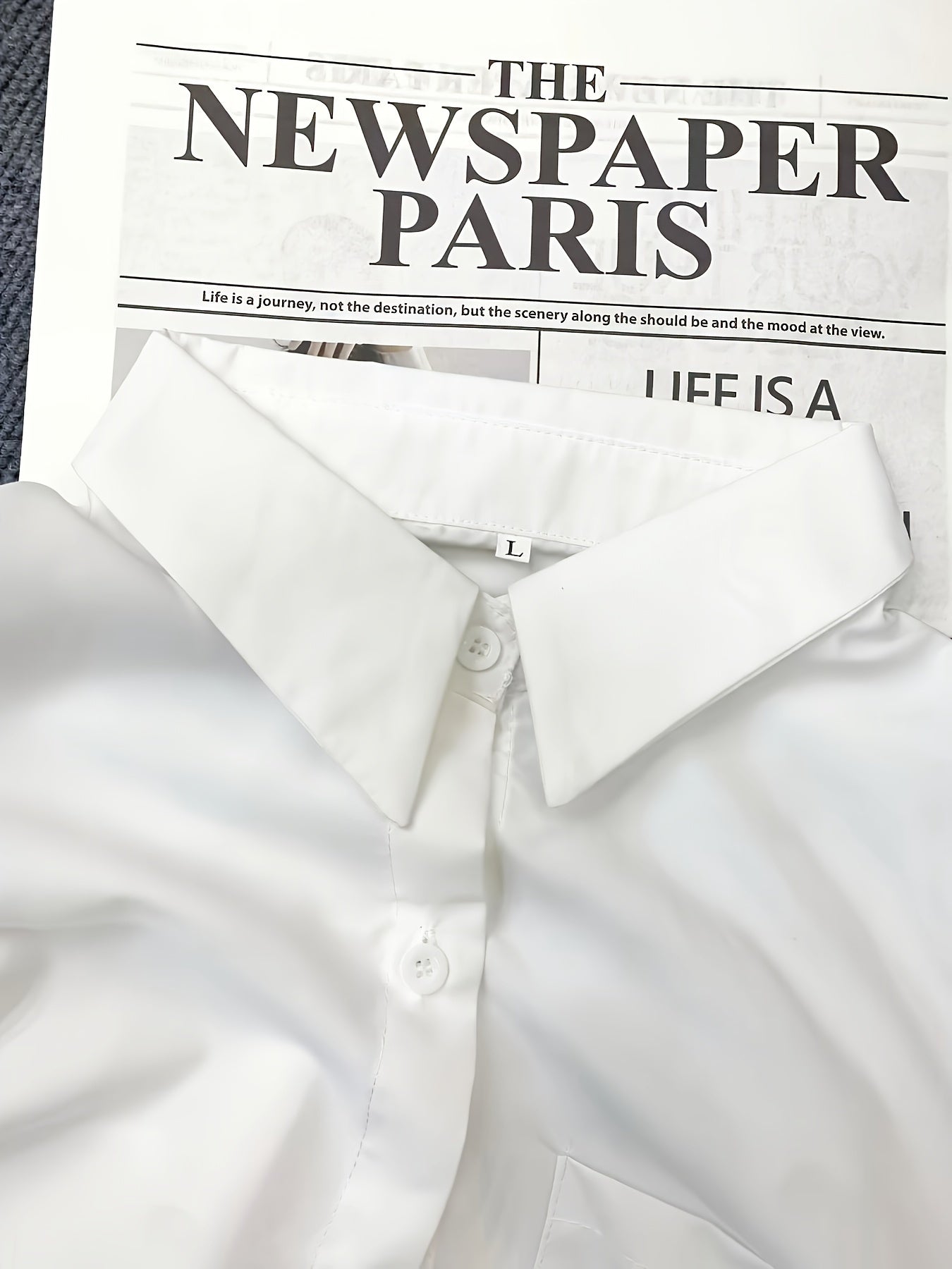 Ayollar uchun tasodifiy kattalashtirilgan ko'ylak, yengil yaka, tugma tafsiloti va bir xil rangda. 95% polyester va 5% spandeks aralashmasidan tayyorlangan. Barcha mavsumlar uchun mos bo'lgan cho'zilmaydigan to'qilgan mato. Katta o'lcham.