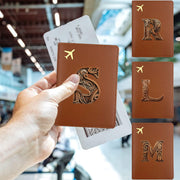Funda de pasaporte de cuero sintético marrón con letra dorada y gráfico de avión, funda de viaje delgada para documentos, tarjetas y dinero en efectivo