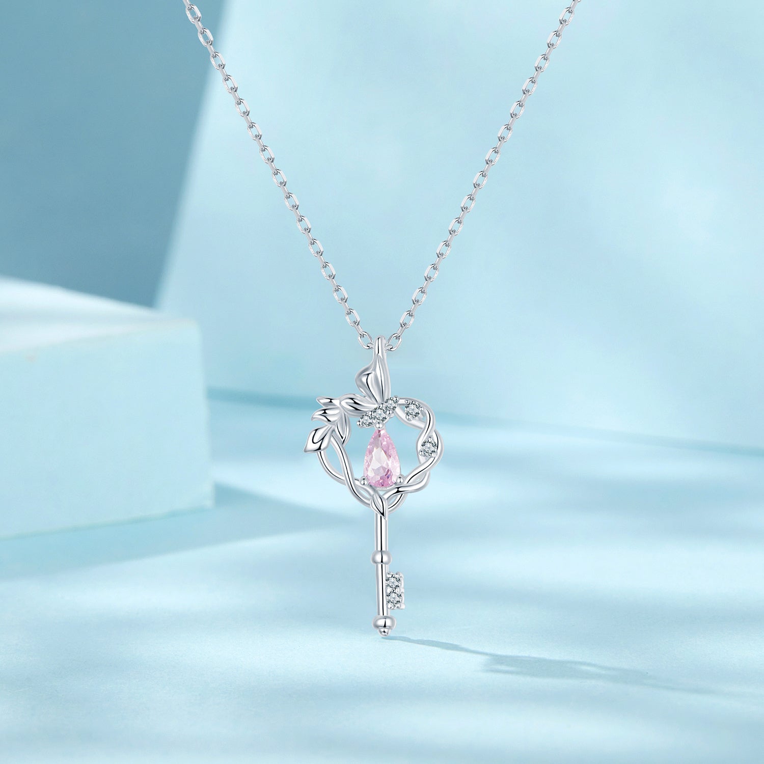 Ayollar uchun zamonaviy sevgi kalitini pandantli taqinchoq - 925 sterling kumushdan tayyorlangan, porloq kubik zirkoniya bilan, har kuni kiyish va sovg'a berish uchun ideal
