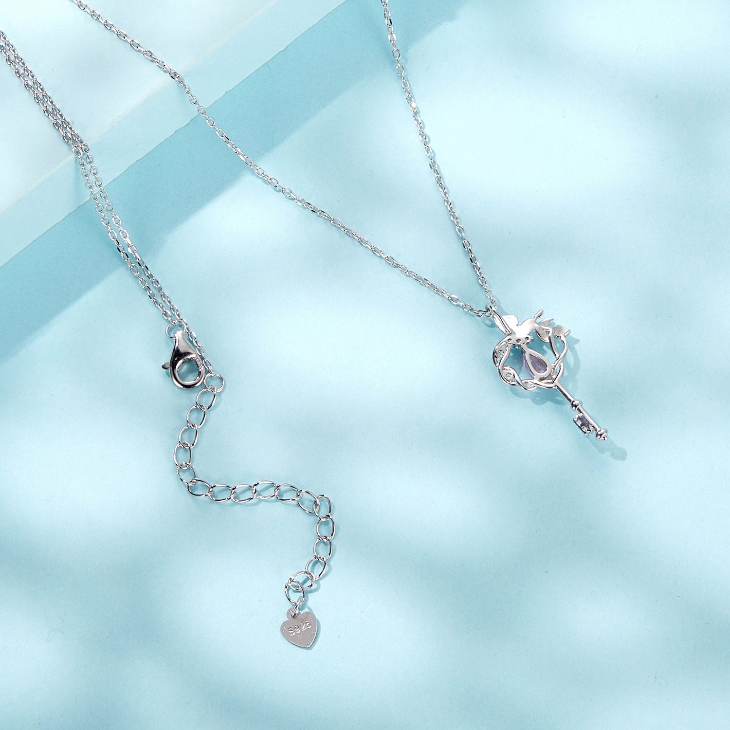 Ayollar uchun zamonaviy sevgi kalitini pandantli taqinchoq - 925 sterling kumushdan tayyorlangan, porloq kubik zirkoniya bilan, har kuni kiyish va sovg'a berish uchun ideal