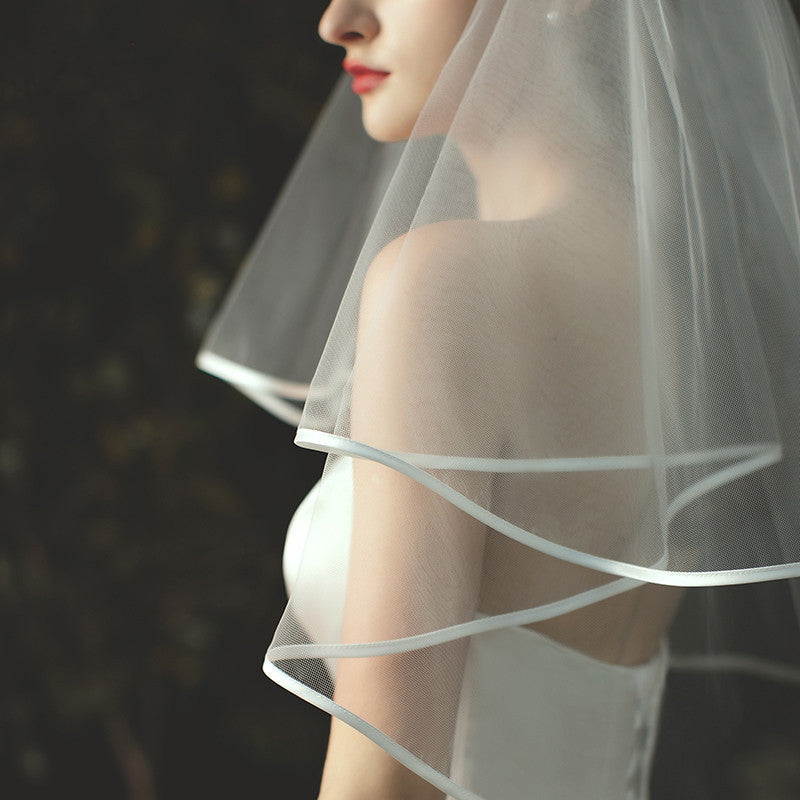 Oq qisqa to'y voil, ikki qavatli satindan tayyorlangan, sochga taqiladigan to'y voili