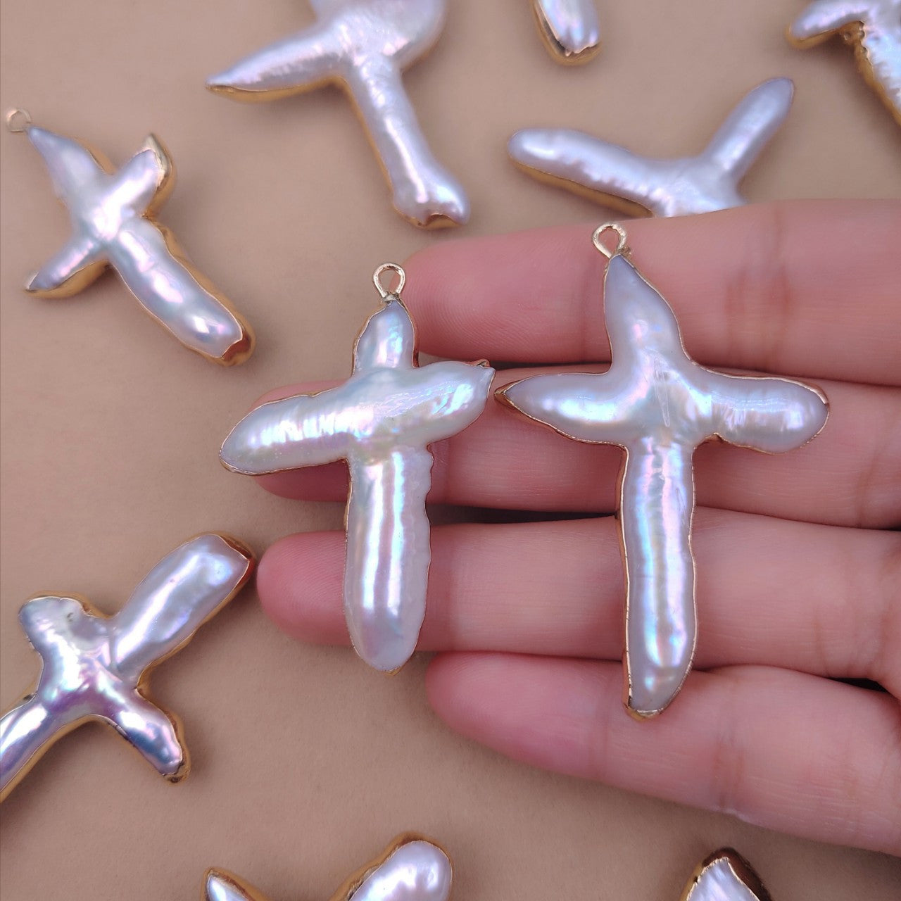 Colgante de perla de agua dulce estilo barroco con diseño de barra cruzada para joyería DIY