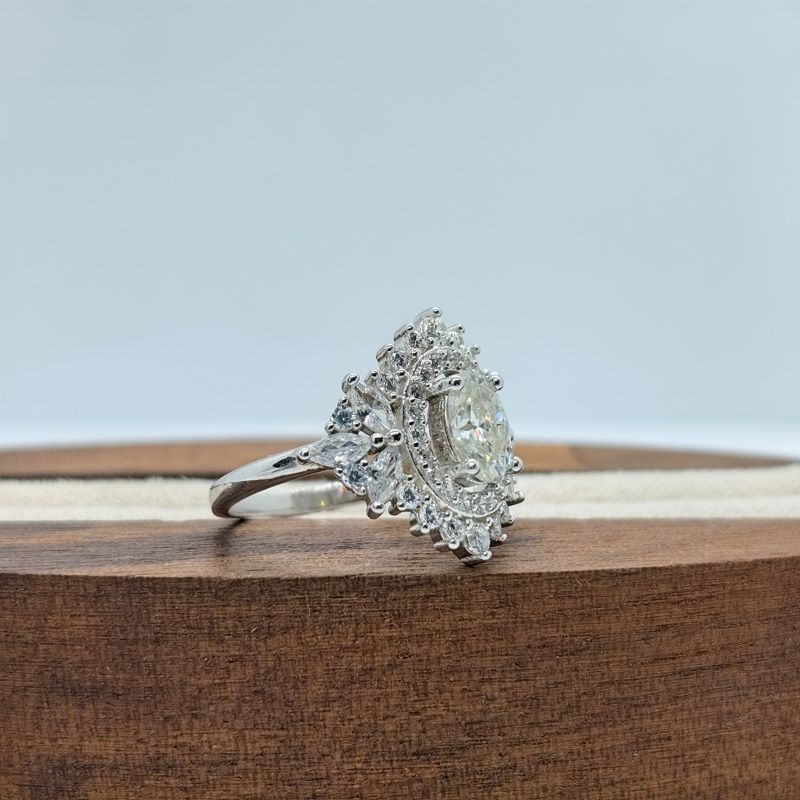 Ayollar uchun 1CT Oval Sun'iy Moissanite bilan 18K Oltin bilan qoplangan S925 Kumush uzuk