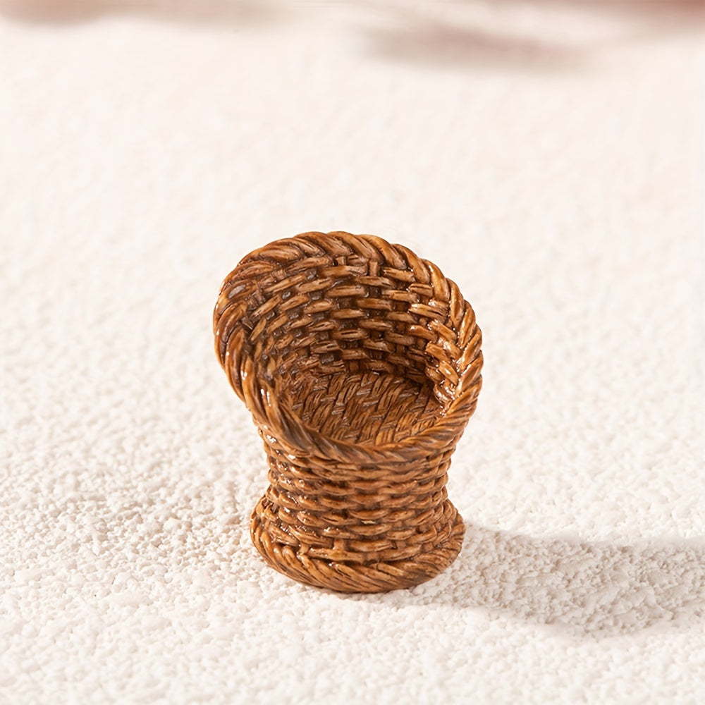 Коллекция небольшой бамбуковой мебели и смоляных фигурок для домашнего декора, включая крошечный бамбуковый стул, веялку, рыболовную корзину и бамбуковый горшок.