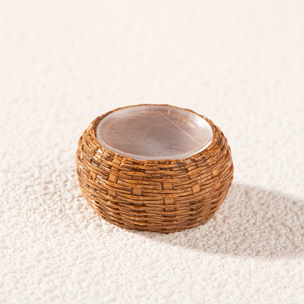 Коллекция небольшой бамбуковой мебели и смоляных фигурок для домашнего декора, включая крошечный бамбуковый стул, веялку, рыболовную корзину и бамбуковый горшок.