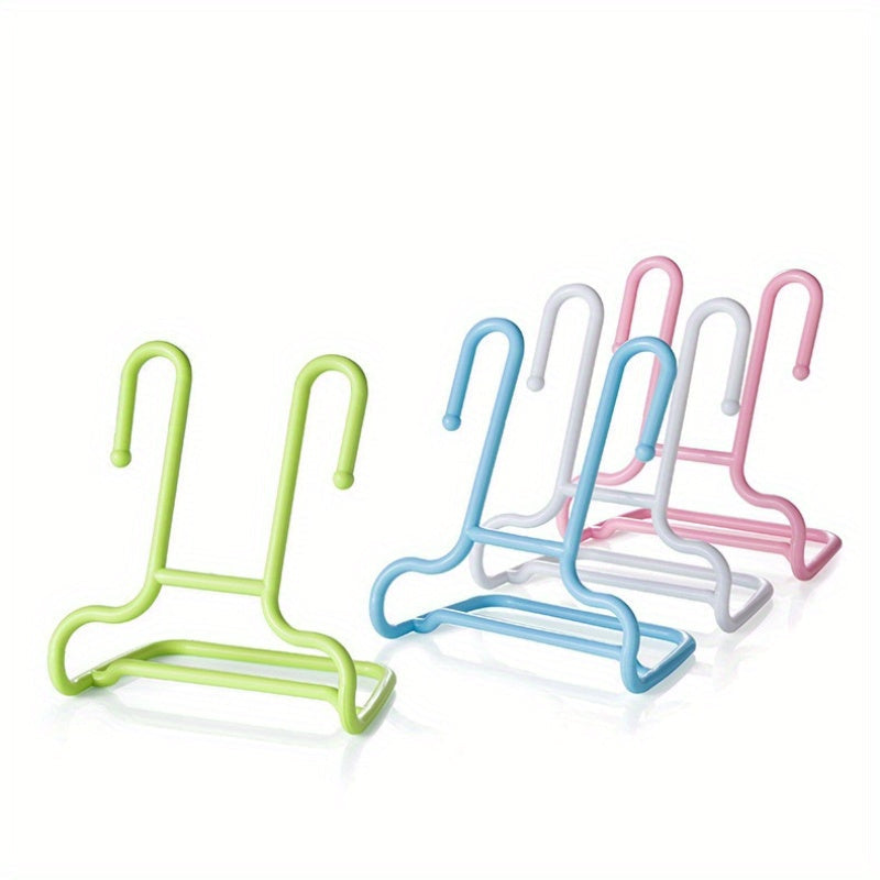 Juego de cuatro estantes de plástico para zapatos montados en la pared para almacenamiento y secado de niños