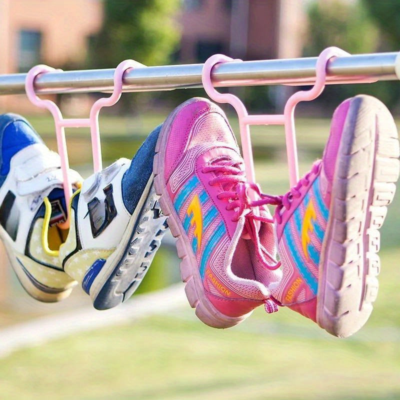 Juego de cuatro estantes de plástico para zapatos montados en la pared para almacenamiento y secado de niños