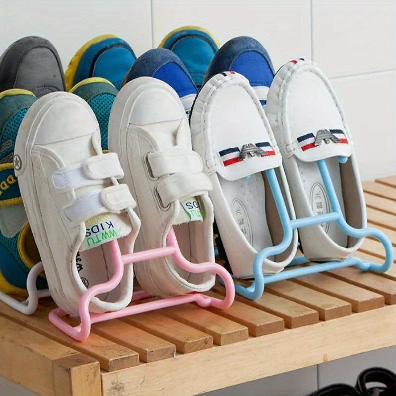 Juego de cuatro estantes de plástico para zapatos montados en la pared para almacenamiento y secado de niños