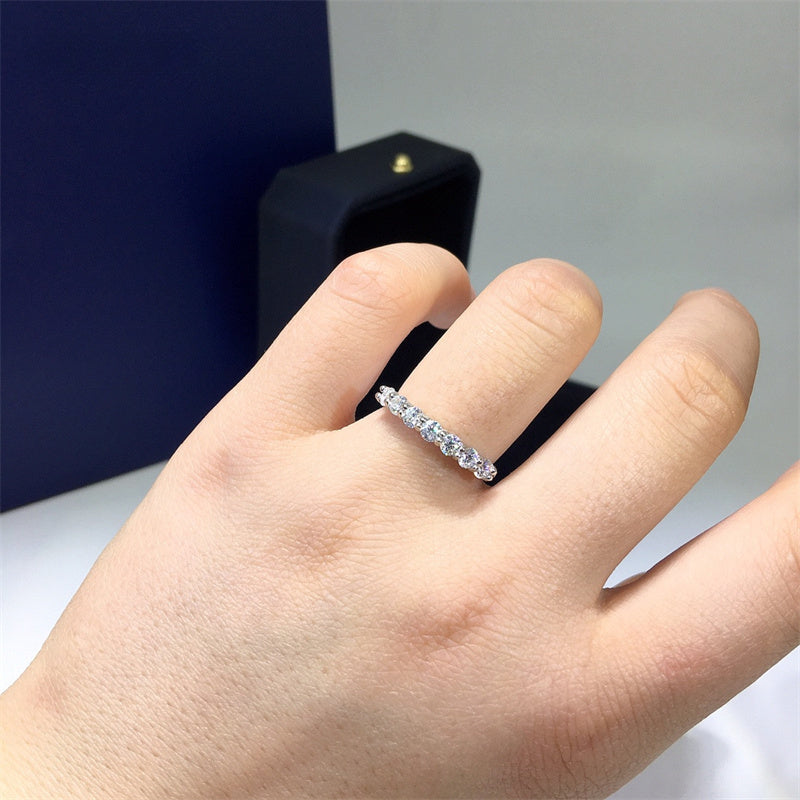 Zarif 0.7 karat Moissanite to'y uzugi, 7 toshli porloq dizaynda tayyorlangan, 925 sterling kumushdan - U uchun ajoyib va'da uzugi, Elegant qutida taqdim etilgan, ideal 14 fevral sovg'asi.