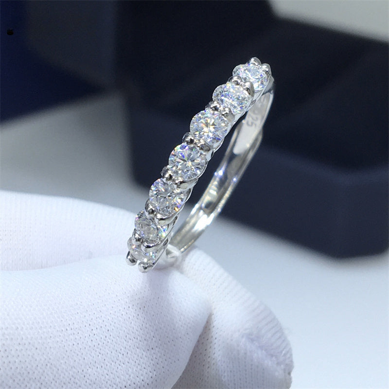 Zarif 0.7 karat Moissanite to'y uzugi, 7 toshli porloq dizaynda tayyorlangan, 925 sterling kumushdan - U uchun ajoyib va'da uzugi, Elegant qutida taqdim etilgan, ideal 14 fevral sovg'asi.