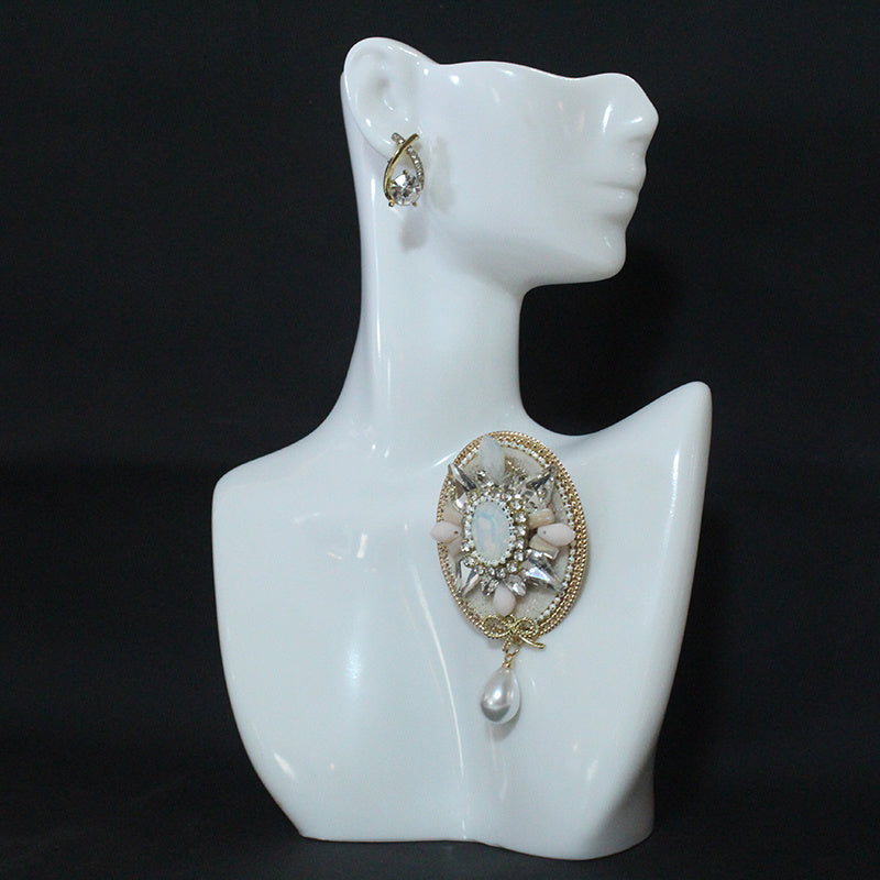 Zamonaviy va hashamatli, soxta marvaridli pendant bilan bezatilgan noyob broshka, oval dizayn, modali va zamonaviy aksessuar.