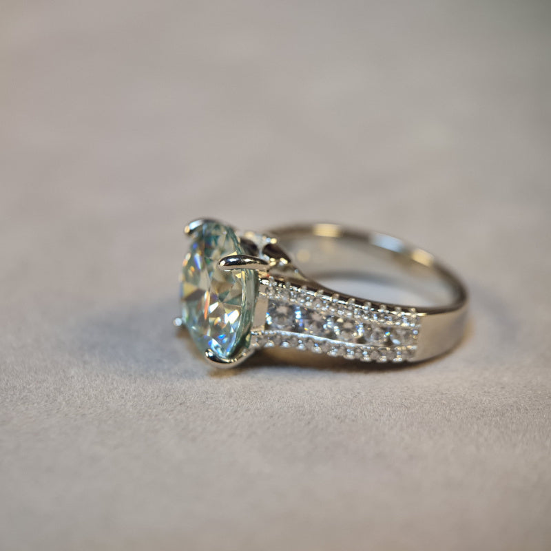 Vintage 925 Sterling Silver Moissanite to'y halqasi, 10CT yengil ko'k Butterfly kesimi bilan. Ushbu moda to'y halqasi ayollar va erkaklar uchun ideal, kundalik kiyish va musiqa festivallari uchun mukammal. Bu ajoyib Thanksgiving sovg'asi va