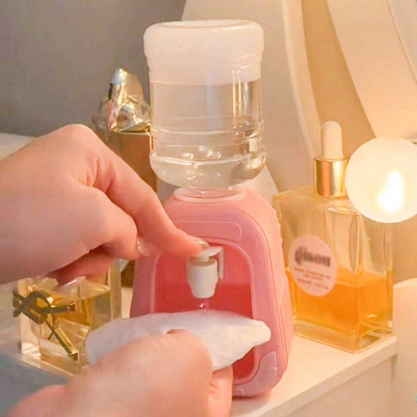 Ijodiy press-turi loson shishasi suv tarqatish dizayni bilan.