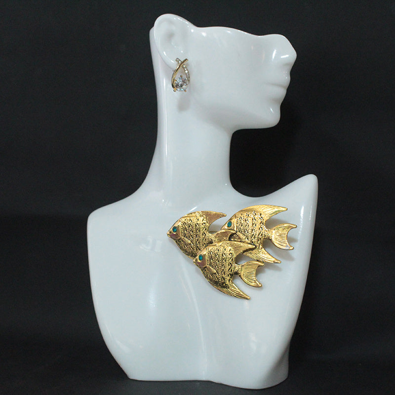 Vintage ilhomlangan moda: Eski dunyo oltin va kumush aksentlari, baliq maktablari, kichik hayvon broshkalari, maxsus kostyumlar, jaketlar va noyob aksessuarlar