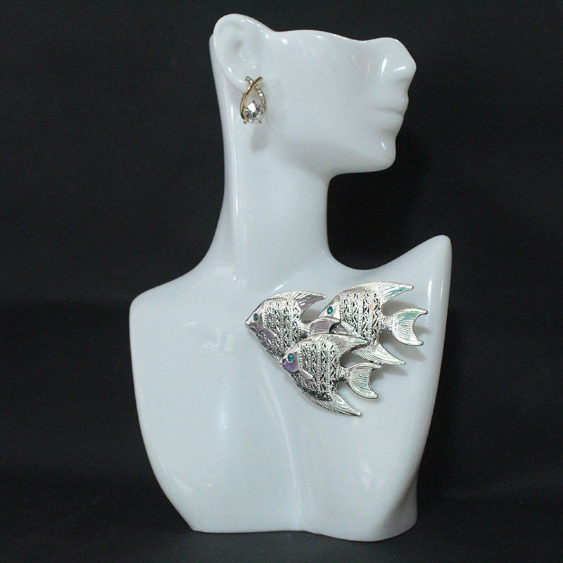 Vintage ilhomlangan moda: Eski dunyo oltin va kumush aksentlari, baliq maktablari, kichik hayvon broshkalari, maxsus kostyumlar, jaketlar va noyob aksessuarlar