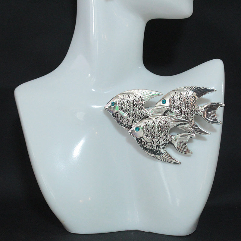 Vintage ilhomlangan moda: Eski dunyo oltin va kumush aksentlari, baliq maktablari, kichik hayvon broshkalari, maxsus kostyumlar, jaketlar va noyob aksessuarlar