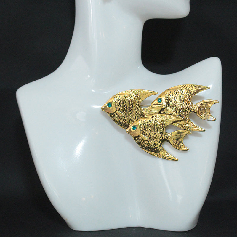 Vintage ilhomlangan moda: Eski dunyo oltin va kumush aksentlari, baliq maktablari, kichik hayvon broshkalari, maxsus kostyumlar, jaketlar va noyob aksessuarlar