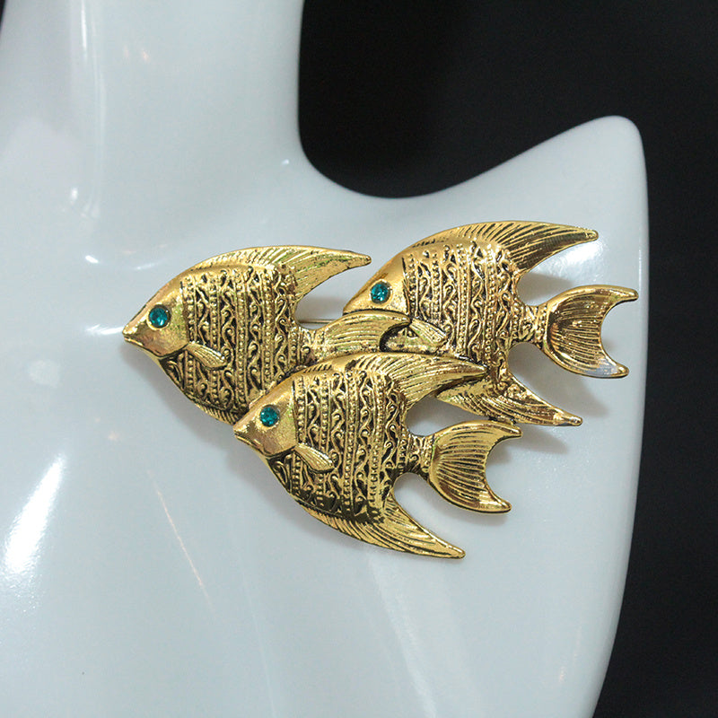 Vintage ilhomlangan moda: Eski dunyo oltin va kumush aksentlari, baliq maktablari, kichik hayvon broshkalari, maxsus kostyumlar, jaketlar va noyob aksessuarlar